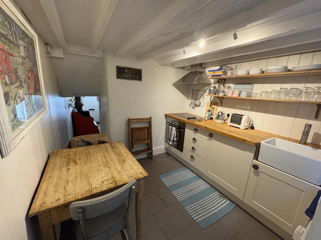 Lot: 124 - PERIOD COTTAGE IN DESIRABLE LOCATION - View of the kitchen from the back door